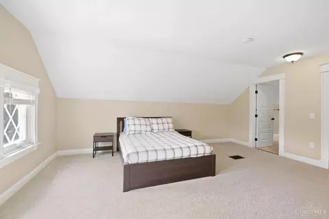 Bedroom - 2830 Madison Rd, Cincinnati, OH 45209 photo 8 of 9