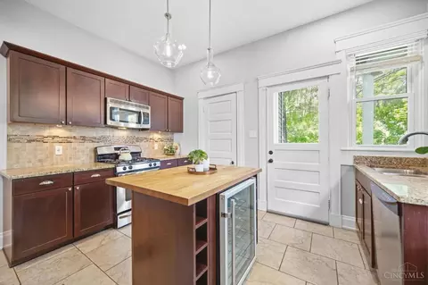 Kitchen - 2830 Madison Rd, Cincinnati, OH 45209 photo 3 of 4