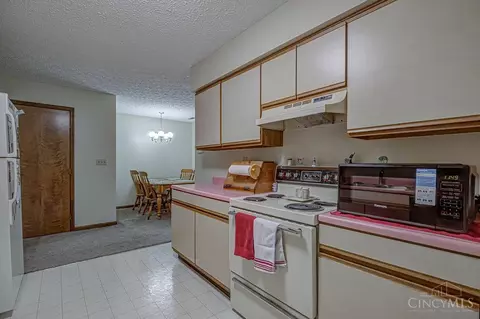 Kitchen - 650 Leo Dr, Hamilton, OH 45013 photo 7 of 8