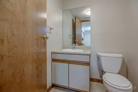 Bath - 650 Leo Dr, Hamilton, OH 45013 photo 1 of 4