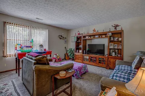 Living - 650 Leo Dr, Hamilton, OH 45013 photo 5 of 5