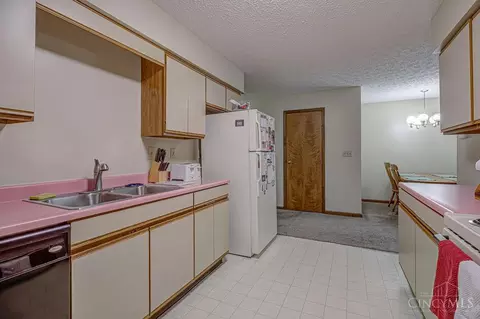 Kitchen - 650 Leo Dr, Hamilton, OH 45013 photo 8 of 8