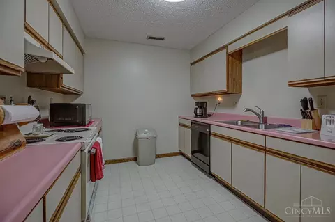 Kitchen - 650 Leo Dr, Hamilton, OH 45013 photo 6 of 8