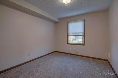 Bedroom - 650 Leo Dr, Hamilton, OH 45013 photo 1 of 7