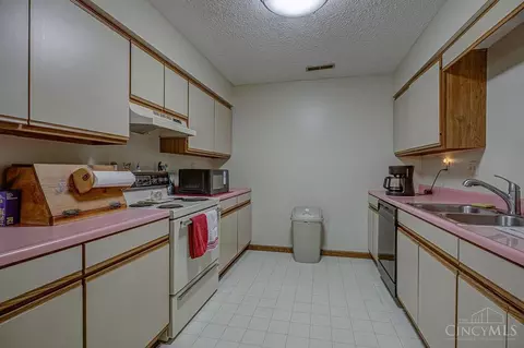 Kitchen - 650 Leo Dr, Hamilton, OH 45013 photo 5 of 8