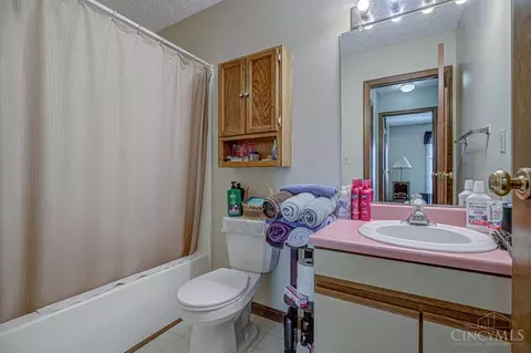 Bath - 650 Leo Dr, Hamilton, OH 45013 photo 4 of 4