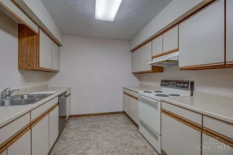 Kitchen - 650 Leo Dr, Hamilton, OH 45013 photo 3 of 8