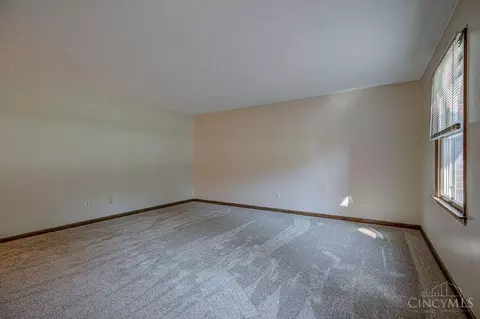 Living - 650 Leo Dr, Hamilton, OH 45013 photo 2 of 5