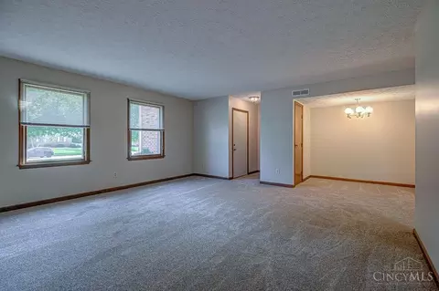 Living - 650 Leo Dr, Hamilton, OH 45013 photo 3 of 5