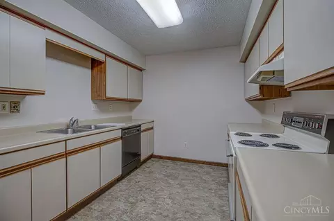 Kitchen - 650 Leo Dr, Hamilton, OH 45013 photo 2 of 8