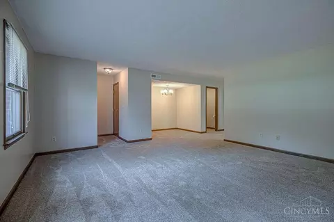 Living - 650 Leo Dr, Hamilton, OH 45013 photo 4 of 5