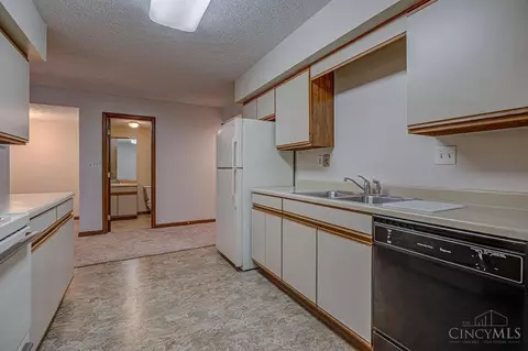 Kitchen - 650 Leo Dr, Hamilton, OH 45013 photo 4 of 8