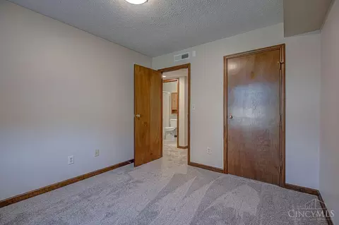 Bedroom - 650 Leo Dr, Hamilton, OH 45013 photo 2 of 7