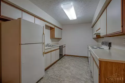 Kitchen - 650 Leo Dr, Hamilton, OH 45013 photo 1 of 8