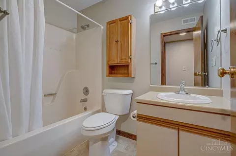 Bath - 650 Leo Dr, Hamilton, OH 45013 photo 2 of 4