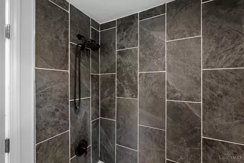 Bath - 9287 Coogan Dr, Cincinnati, OH 45231 photo 3 of 3
