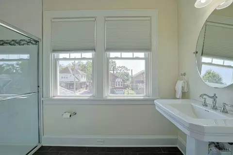 Bath - 3004 Springer Ave, Cincinnati, OH 45208 photo 5 of 8