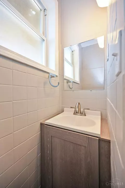 Bath - 1020 Parkson Pl, Cincinnati, OH 45204 photo 3 of 5