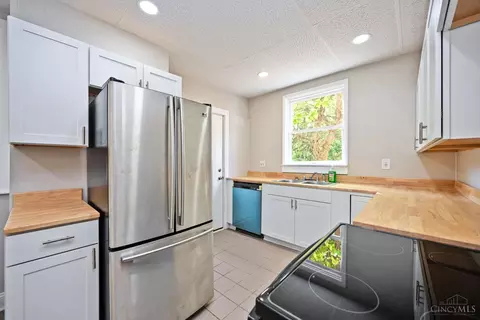 Kitchen - 1020 Parkson Pl, Cincinnati, OH 45204 photo 4 of 5