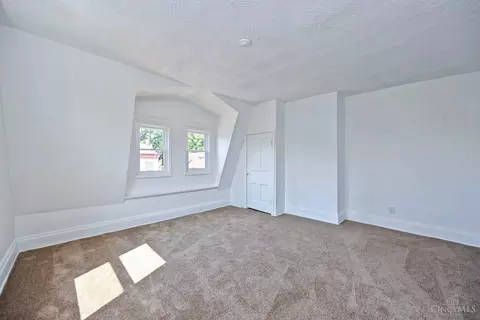 Bedroom - 1020 Parkson Pl, Cincinnati, OH 45204 photo 8 of 9