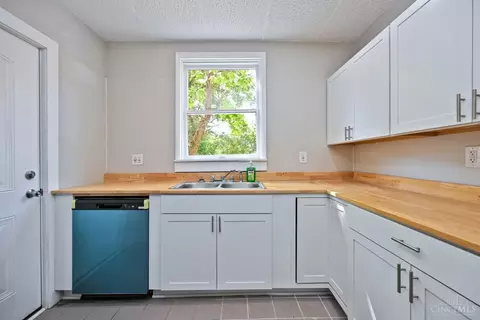 Kitchen - 1020 Parkson Pl, Cincinnati, OH 45204 photo 3 of 5