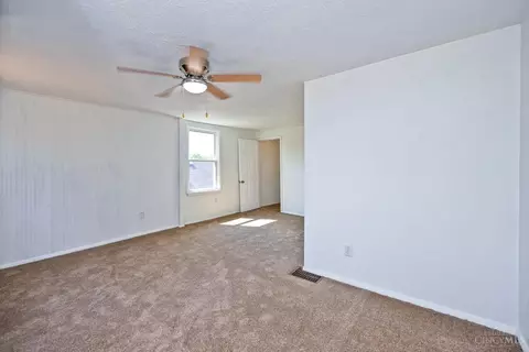 Bedroom - 1020 Parkson Pl, Cincinnati, OH 45204 photo 4 of 9