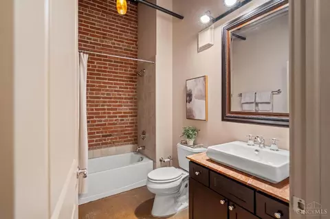 Bath - 512 Reading Rd, Cincinnati, OH 45202 photo 2 of 7