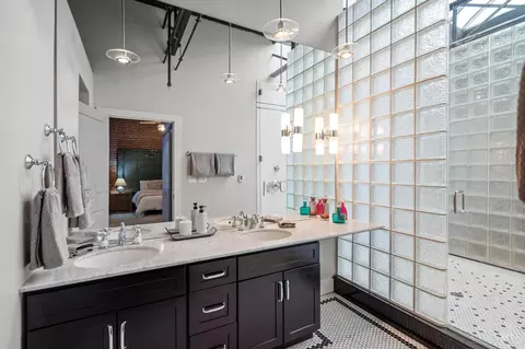 Bath - 512 Reading Rd, Cincinnati, OH 45202 photo 3 of 7