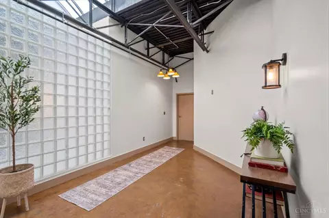 Entry Way - 512 Reading Rd, Cincinnati, OH 45202 photo 2 of 6