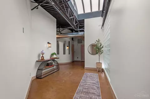 Entry Way - 512 Reading Rd, Cincinnati, OH 45202 photo 1 of 6