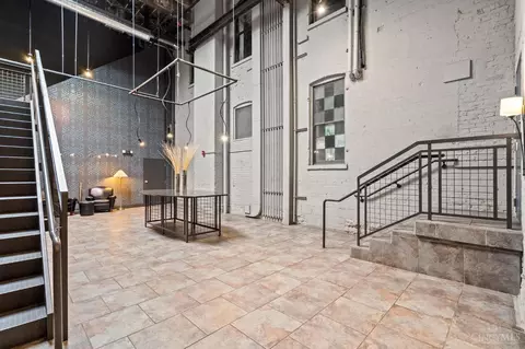 Entry Way - 512 Reading Rd, Cincinnati, OH 45202 photo 5 of 6