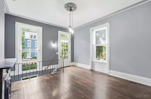Living - 116 Parker St, Cincinnati, OH 45219 photo 2 of 8