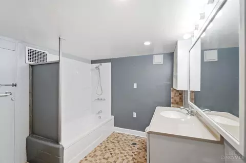 Bath - 116 Parker St, Cincinnati, OH 45219 photo 4 of 8