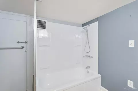 Bath - 116 Parker St, Cincinnati, OH 45219 photo 6 of 8