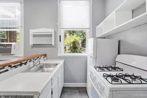 Kitchen - 116 Parker St, Cincinnati, OH 45219 photo 6 of 14