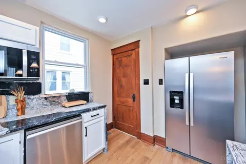 Kitchen - 3417 Algona Pl, Cincinnati, OH 45207 photo 8 of 9