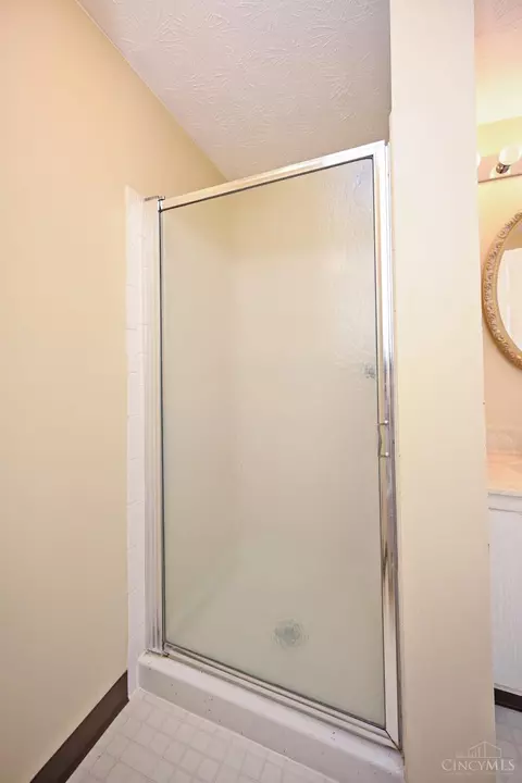 Bath - 8081 Hetz Dr, Cincinnati, OH 45242 photo 2 of 5