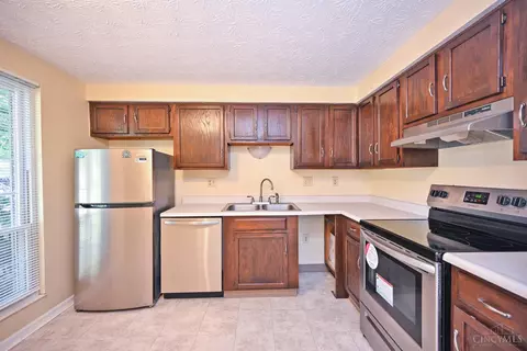 Kitchen - 8081 Hetz Dr, Cincinnati, OH 45242 photo 2 of 4
