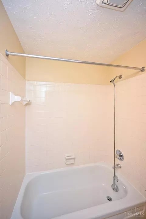 Bath - 8081 Hetz Dr, Cincinnati, OH 45242 photo 5 of 5