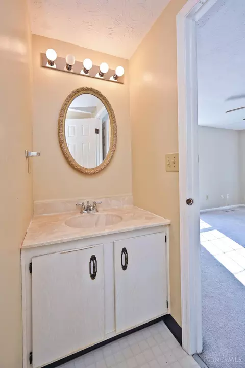 Bath - 8081 Hetz Dr, Cincinnati, OH 45242 photo 3 of 5