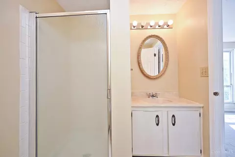 Bath - 8081 Hetz Dr, Cincinnati, OH 45242 photo 1 of 5