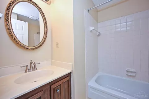 Bath - 8081 Hetz Dr, Cincinnati, OH 45242 photo 4 of 5