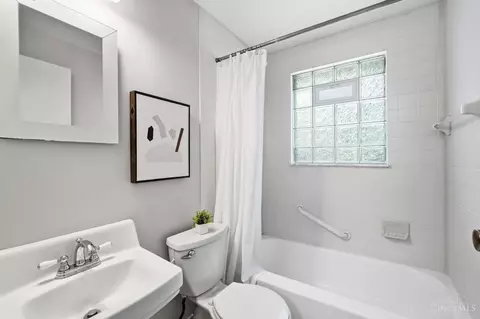 Bath - 9022 Foxhunter Ln, Cincinnati, OH 45242 photo 5 of 6