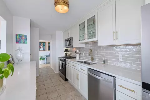 Kitchen - 2324 Madison Rd, Cincinnati, OH 45208 photo 2 of 5