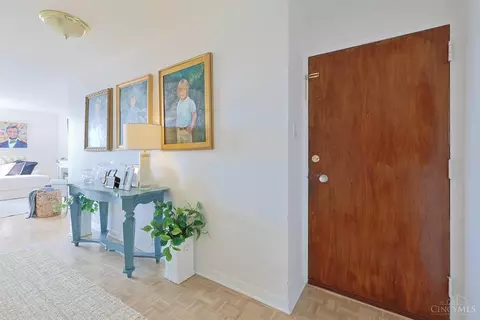 Entry Way - 2324 Madison Rd, Cincinnati, OH 45208 photo 2 of 3
