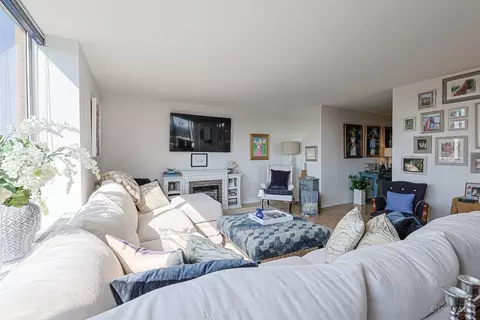 Living - 2324 Madison Rd, Cincinnati, OH 45208 photo 7 of 7