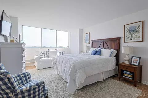 Bedroom - 2324 Madison Rd, Cincinnati, OH 45208 photo 2 of 5