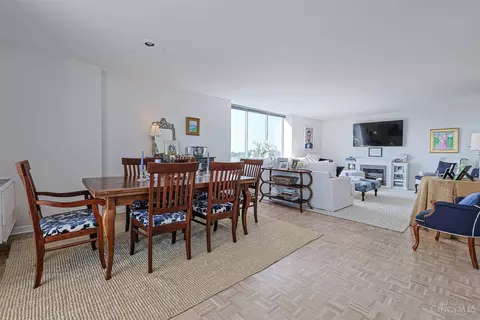 Dining - 2324 Madison Rd, Cincinnati, OH 45208 photo 3 of 4