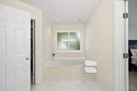 Bath - 6865 Fox Hill Ln, Cincinnati, OH 45236 photo 3 of 8