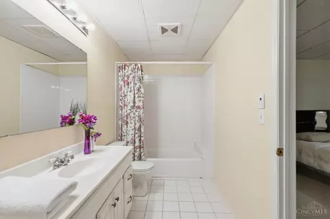 Bath - 6865 Fox Hill Ln, Cincinnati, OH 45236 photo 7 of 8